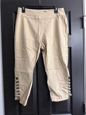 Women’s Capri Pants in Khaki